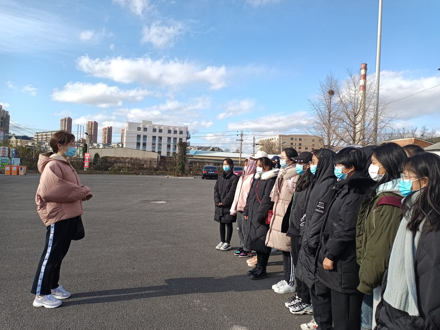 毕老师与同学交流.jpg